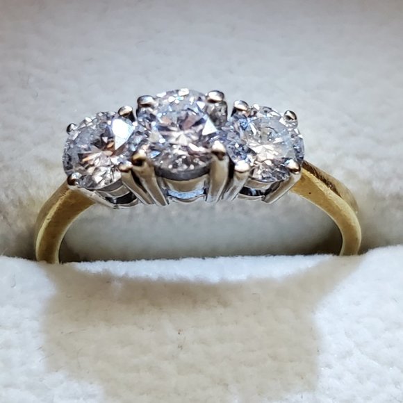 Jewelry - 18K white gold women’s diamond ring